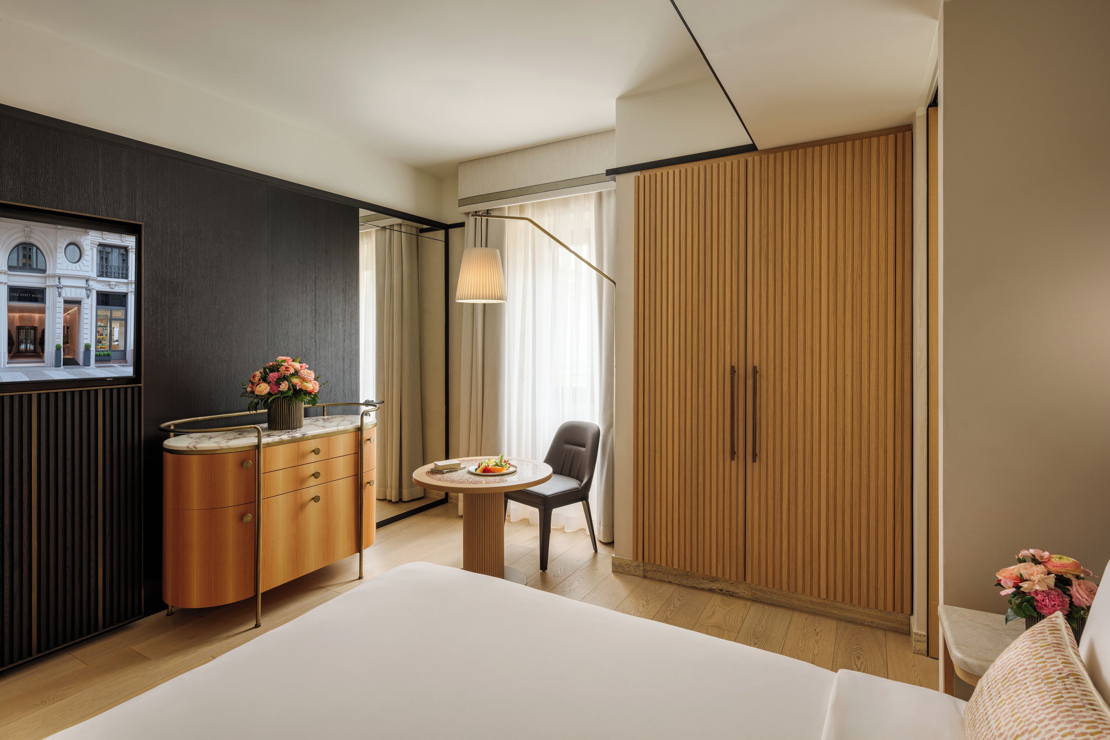 Room (Park Queen) | Down comforters, minibar, in-room safe, desk