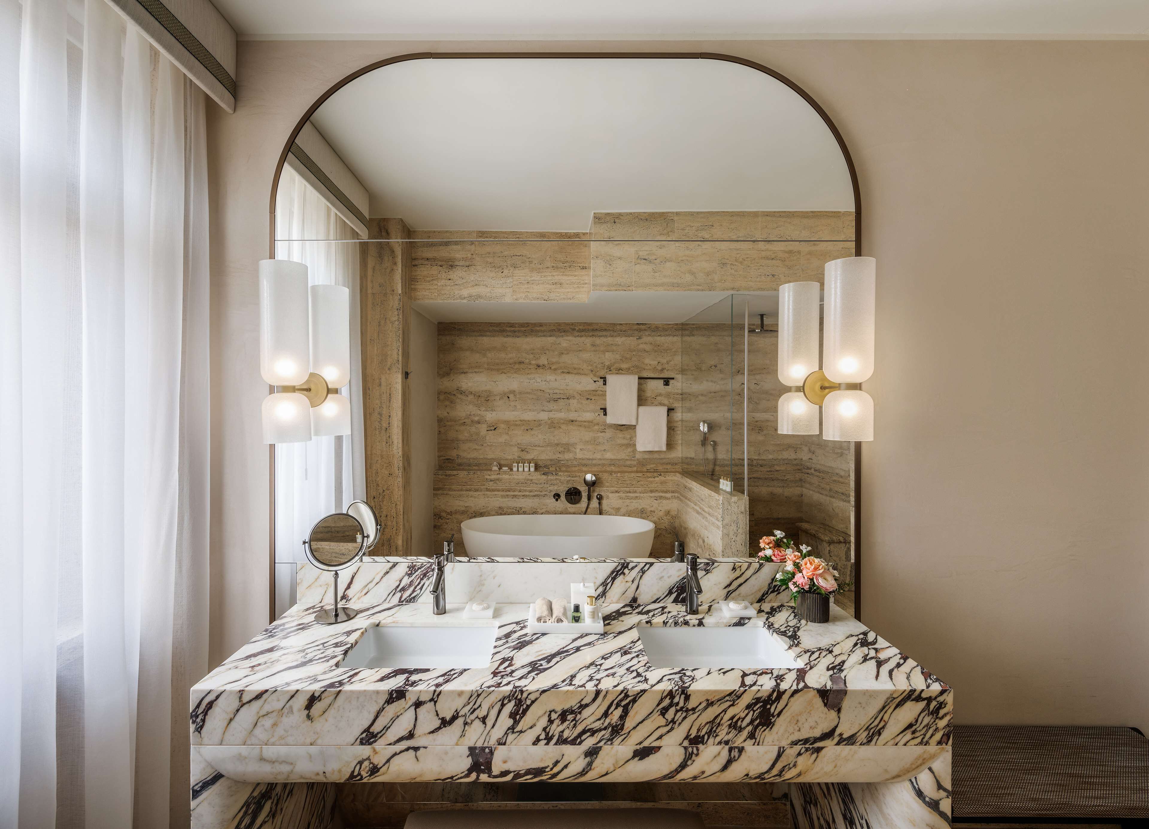 suite (prestige) | down duvets, minibar, in-room safe, desk