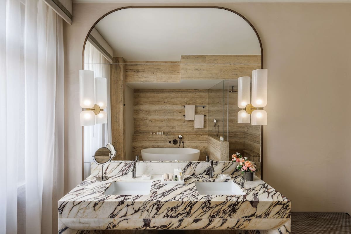 suite (prestige) | down duvets, minibar, in-room safe, desk