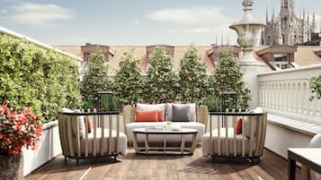 Suite, Terrace | Down comforters, minibar, in-room safe, desk