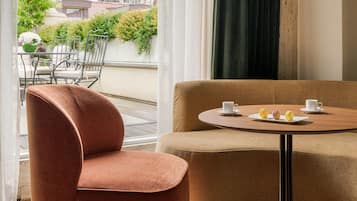 Suite, Terrasse | Wohnbereich | Flachbildfernseher