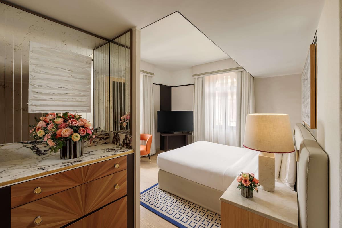 deluxe room (park) | down duvets, minibar, in-room safe, desk