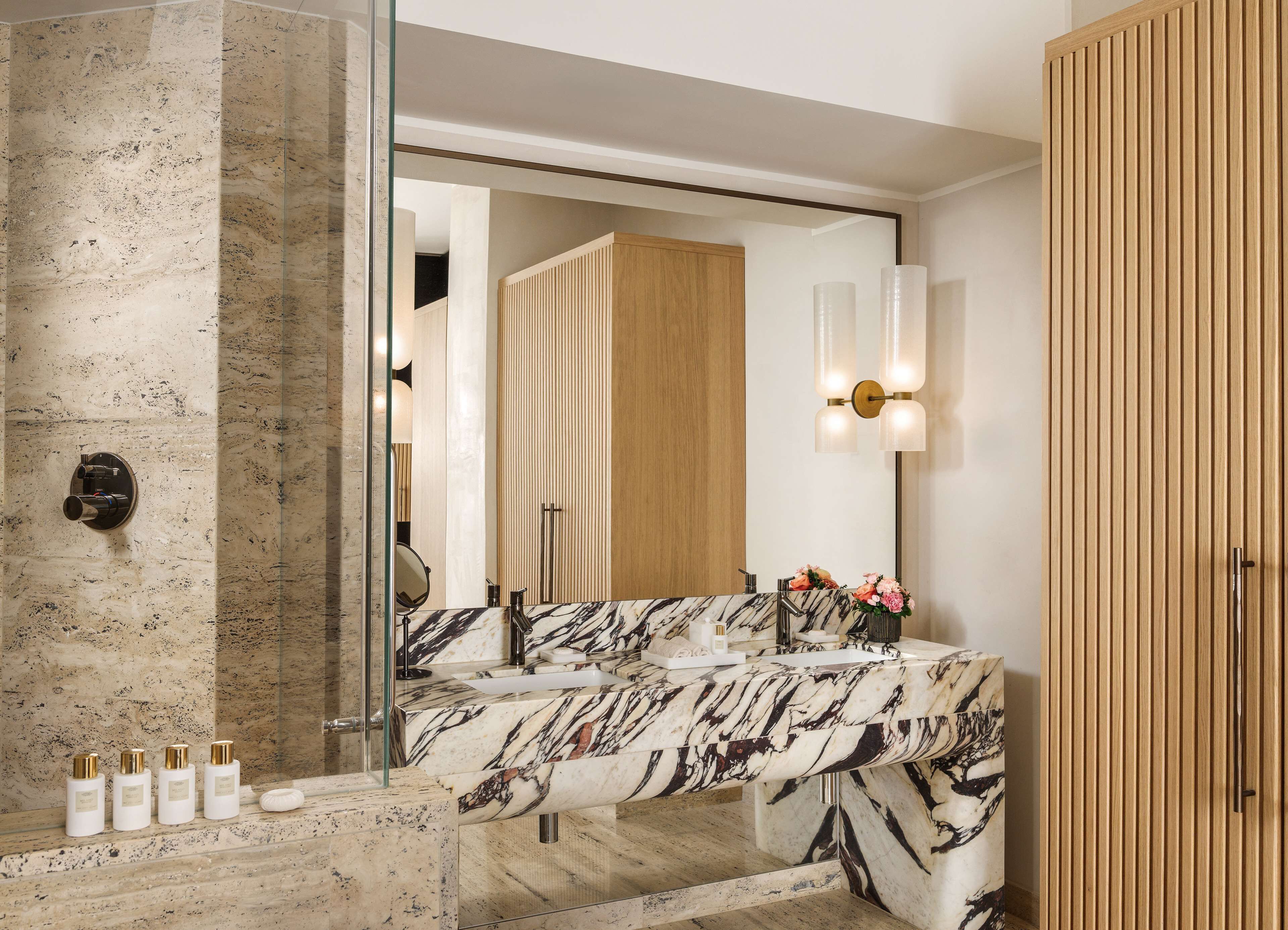 Executive Suite (Park) | Down comforters, minibar, in-room safe, desk