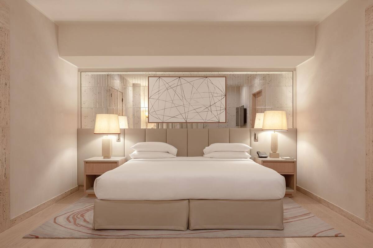 Edredón, minibar, caja de seguridad en la habitación y escritorio