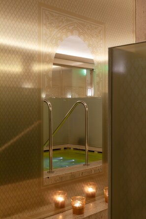 Indoor spa tub