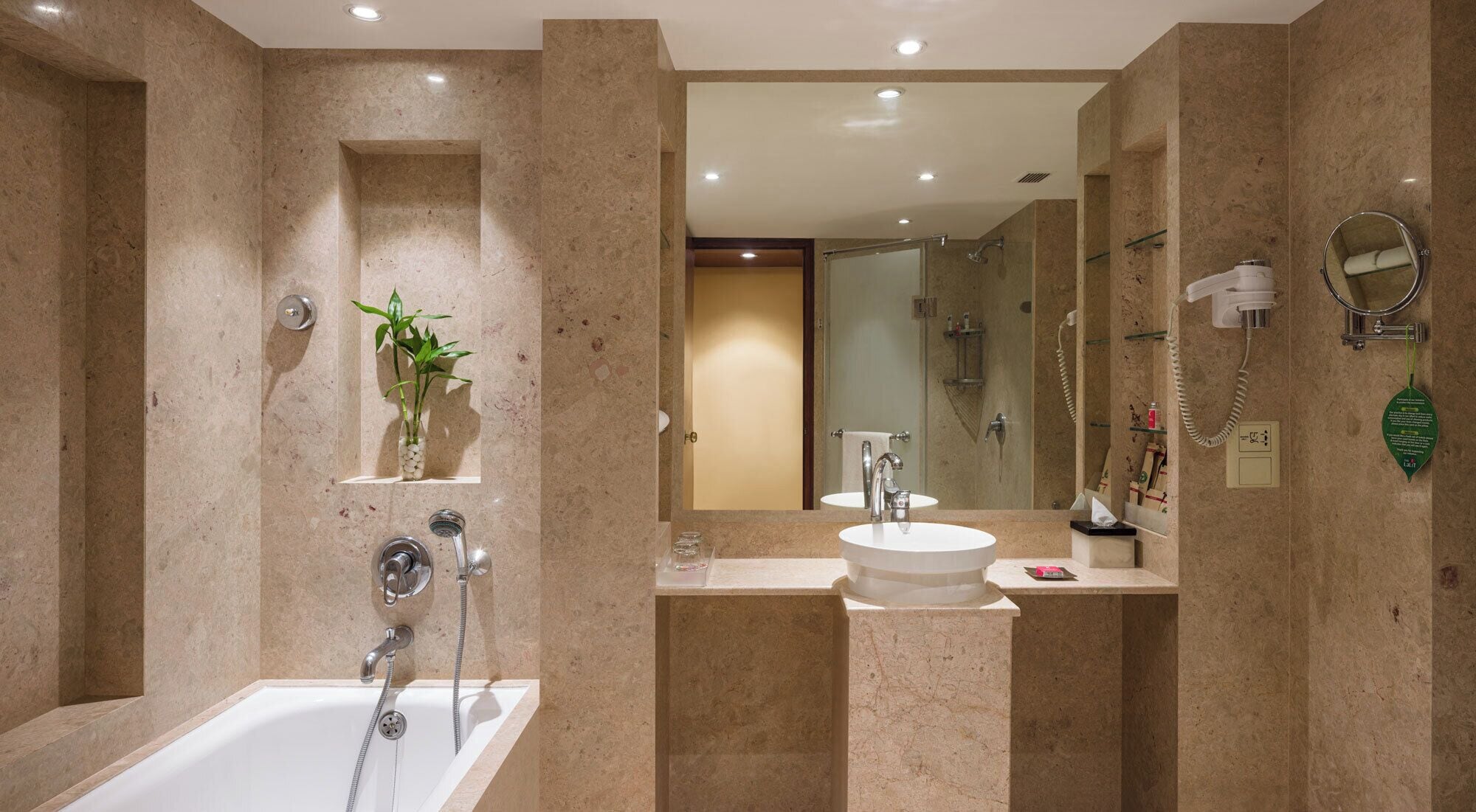 Un bany modern amb banyera, un lavabo, un mirall i plat de dutxa.