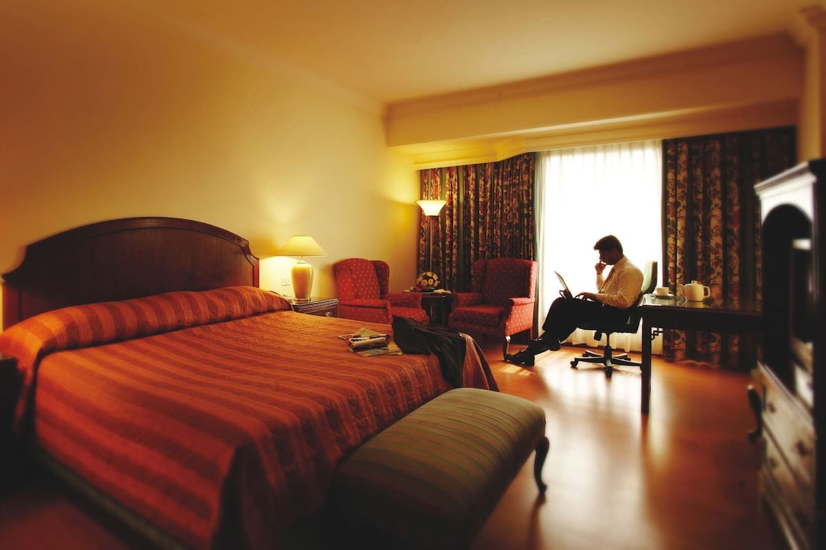 Premium bedding, minibar, in-room safe, desk