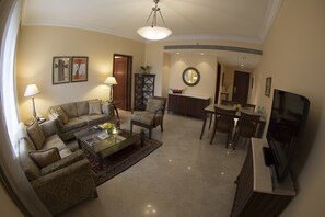 Sengetøy av topp kvalitet, minibar, safe på rommet og skrivebord