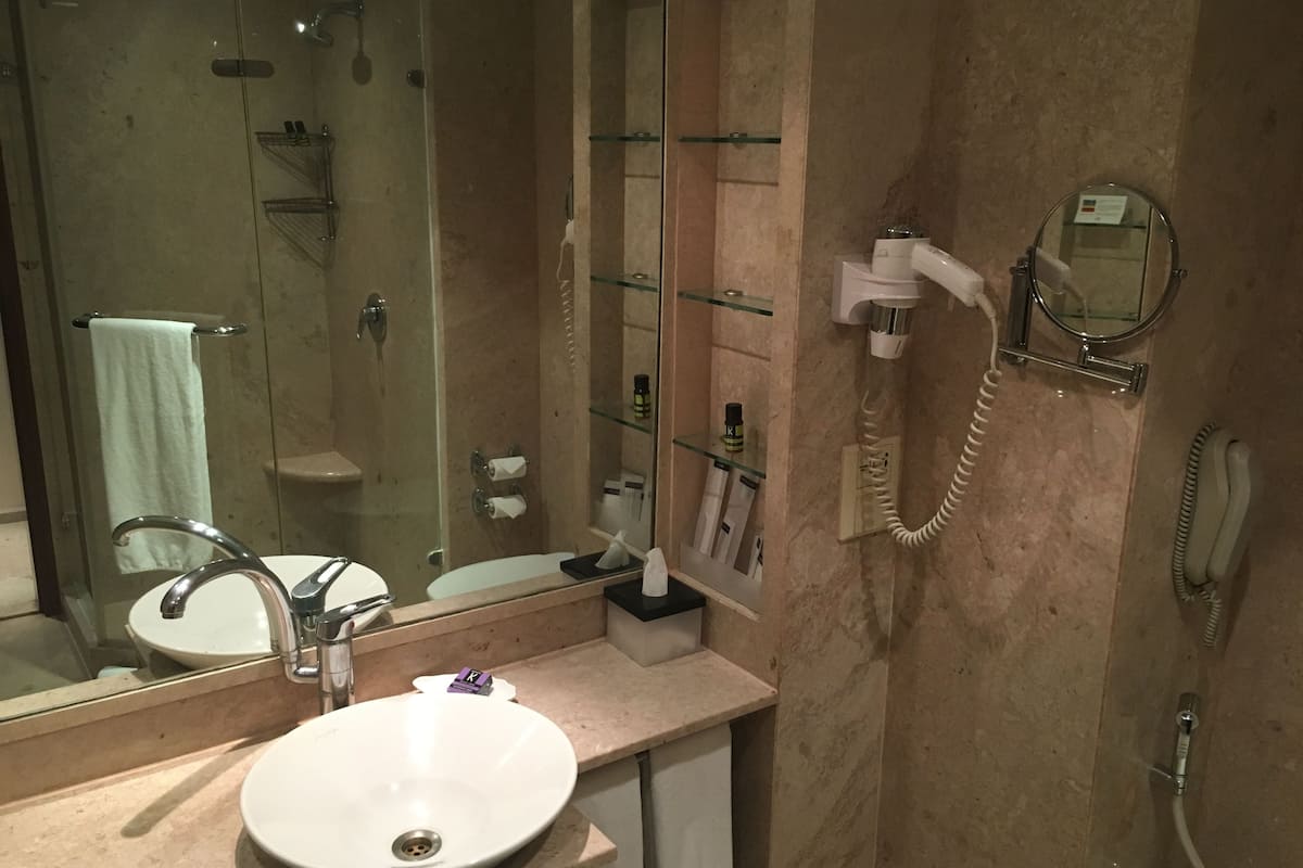 separate bathtub and shower, deep-soaking bathtub, rainfall showerhead