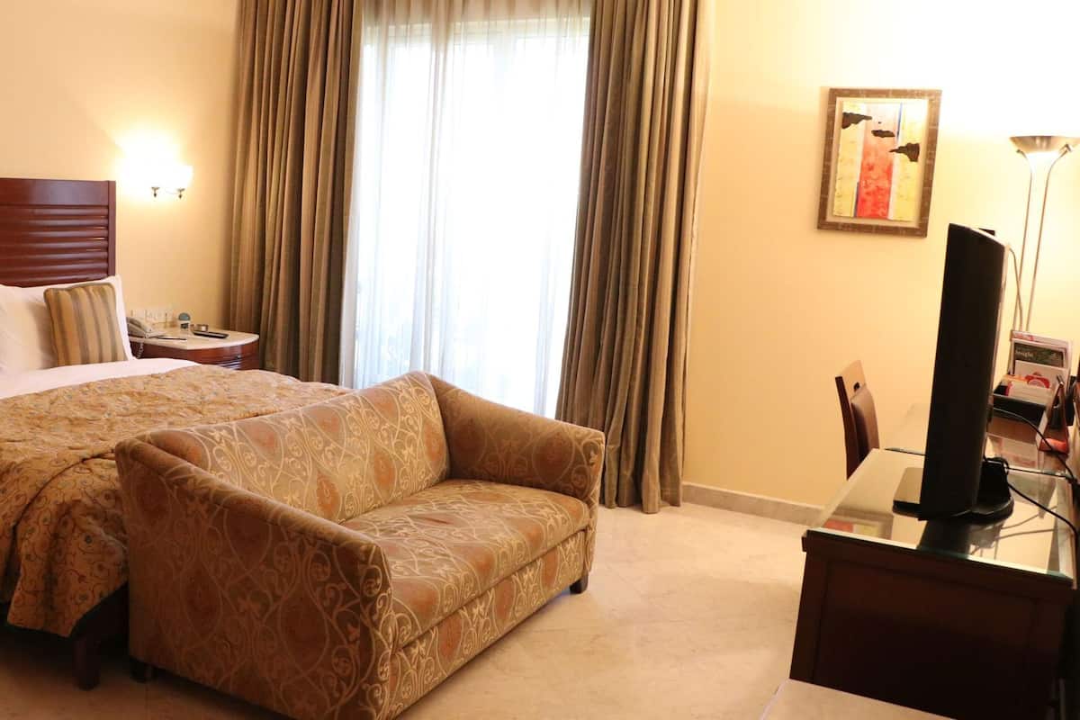 Premium bedding, minibar, in-room safe, desk