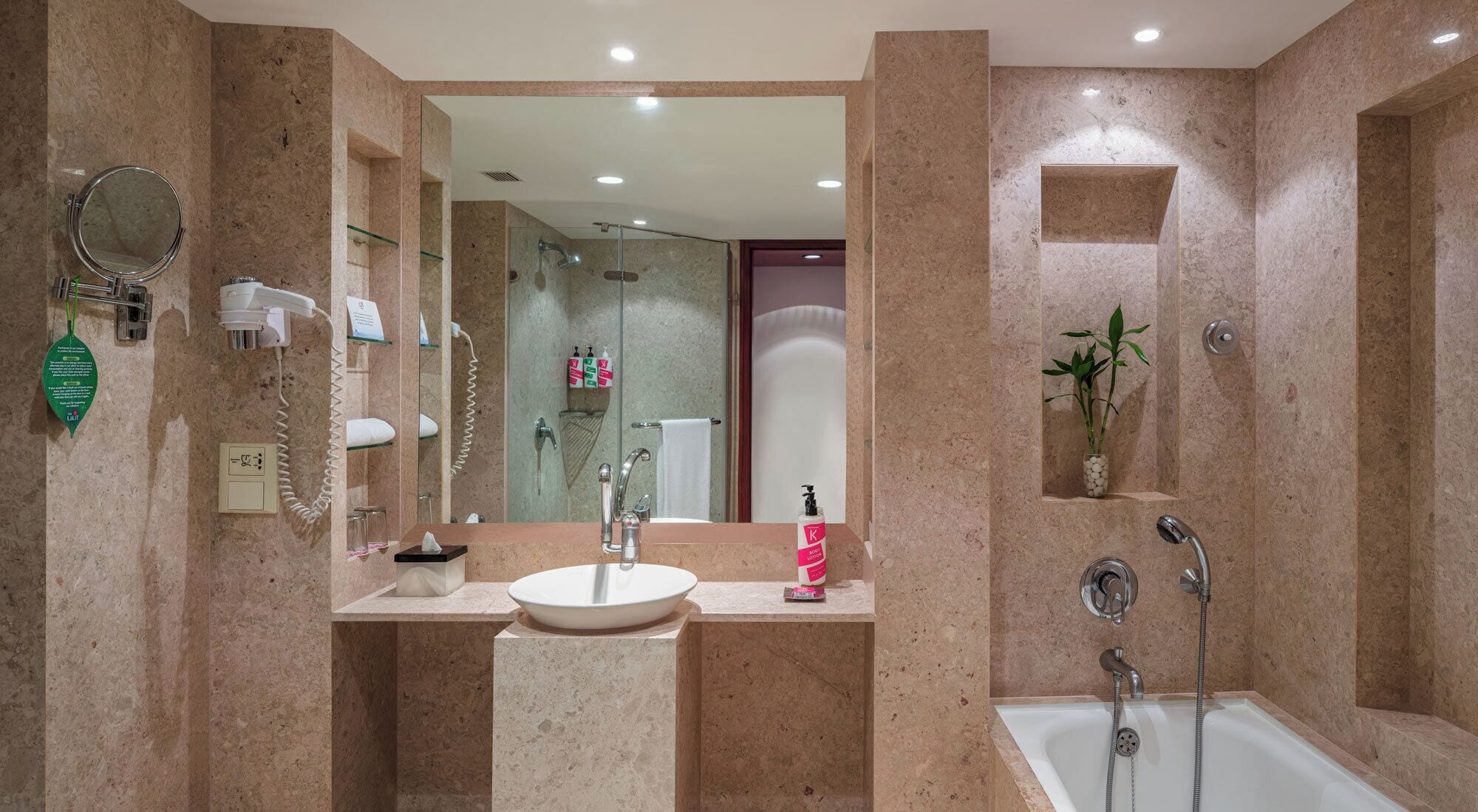 Un baño moderno con un espejo grande, un lavamanos, una ducha y una bañera.