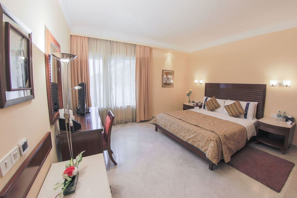 Premium bedding, minibar, in-room safe, desk