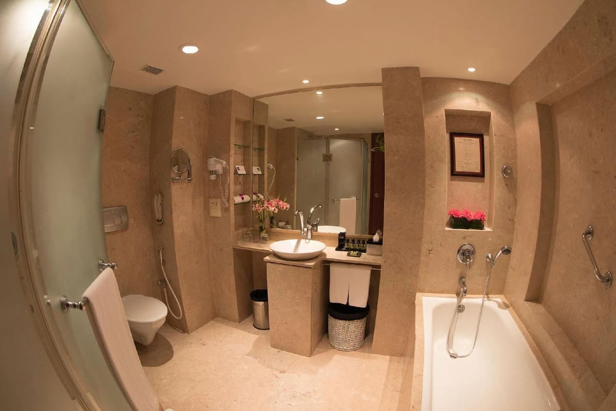 Badezimmer | Badewanne und Dusche (separat), Komfortbadewanne, Regendusche