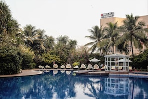 Una piscina al aire libre, tumbonas