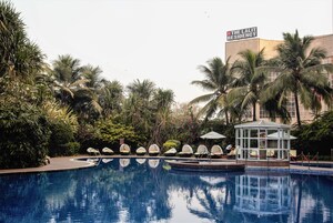 Outdoor pool, open 7:00 AM to 8:00 PM, pool loungers