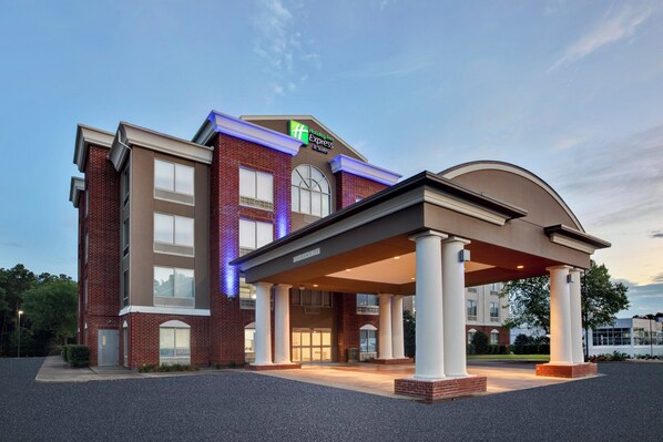 A Holiday Inn Express hotel with a brick facade, large windows, and a covered entrance. - Holiday Inn Express & Suites W. Monroe by IHG (West Monroe)