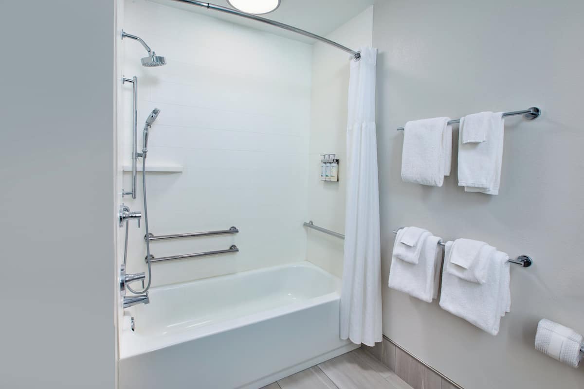 Habitación estándar, 2 camas Queen size (Mobility, Accessible Tub) | Caja de seguridad en la habitación y escritorio