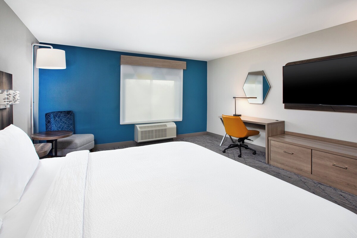 Standard Room, 1 King Bed | In-room safe, desk, iron/ironing board, cribs (free)