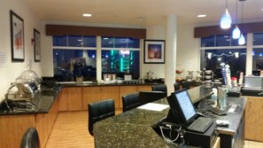 Daily cooked-to-order breakfast for a fee - Oceanfront Lodge (Crescent City)