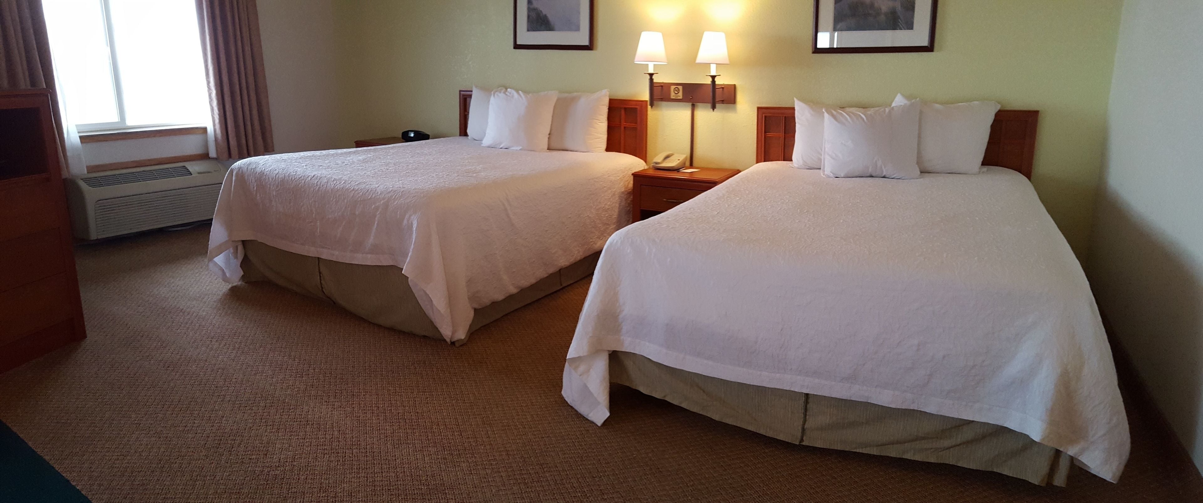 Premium-sengetøj, skrivebord, mørklægningsgardiner