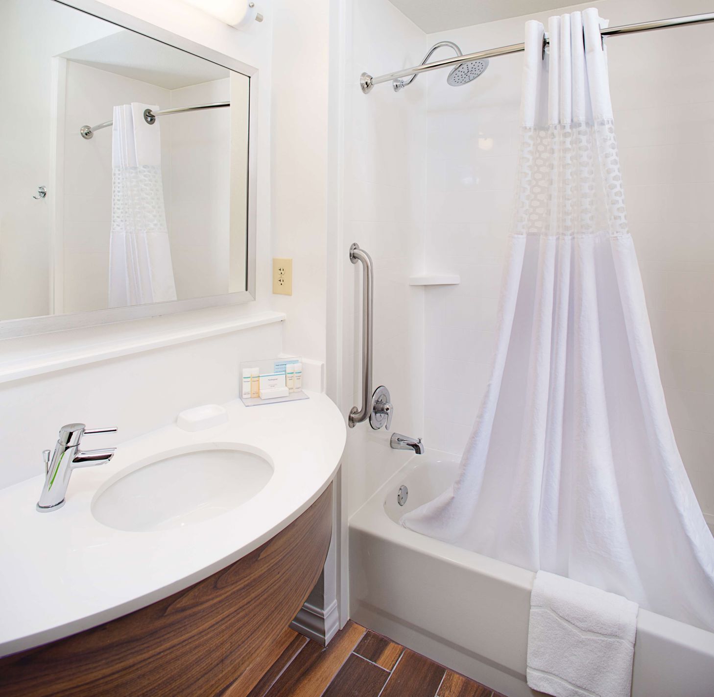 Bathroom | Combined shower/tub, free toiletries, hair dryer, towels
