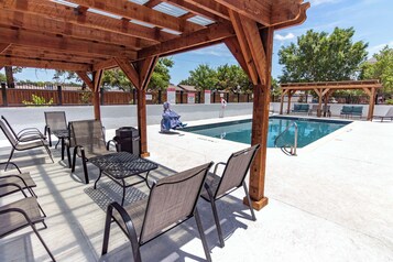 Piscina a l'aire lliure de temporada i gandules 