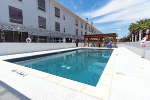 Sesongbasert utendørsbasseng og solsenger