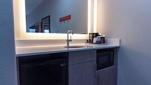 Una cocina moderna equipada con lavavajillas integrado, microondas y cafetera.