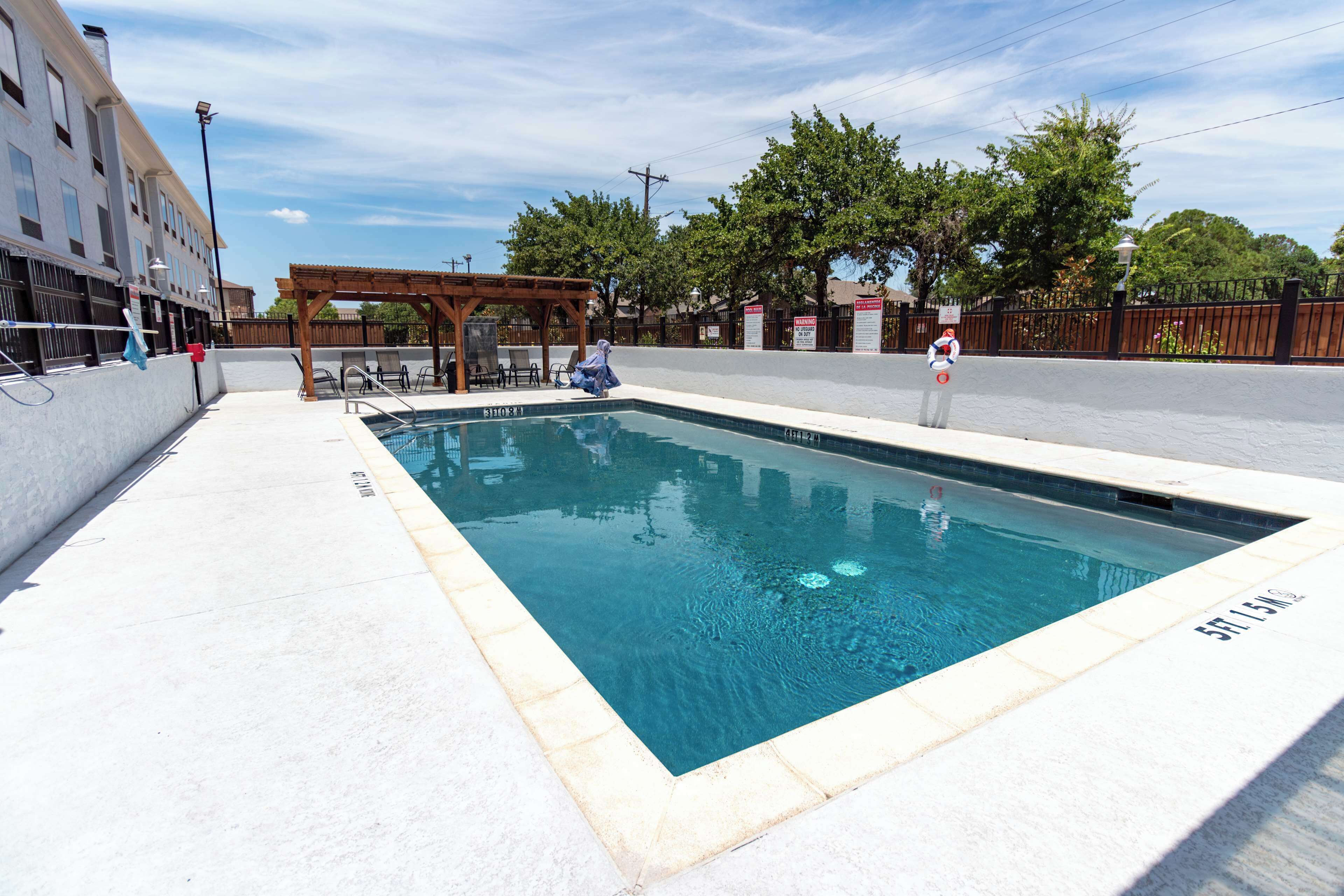 seasonal outdoor pool, pool loungers
