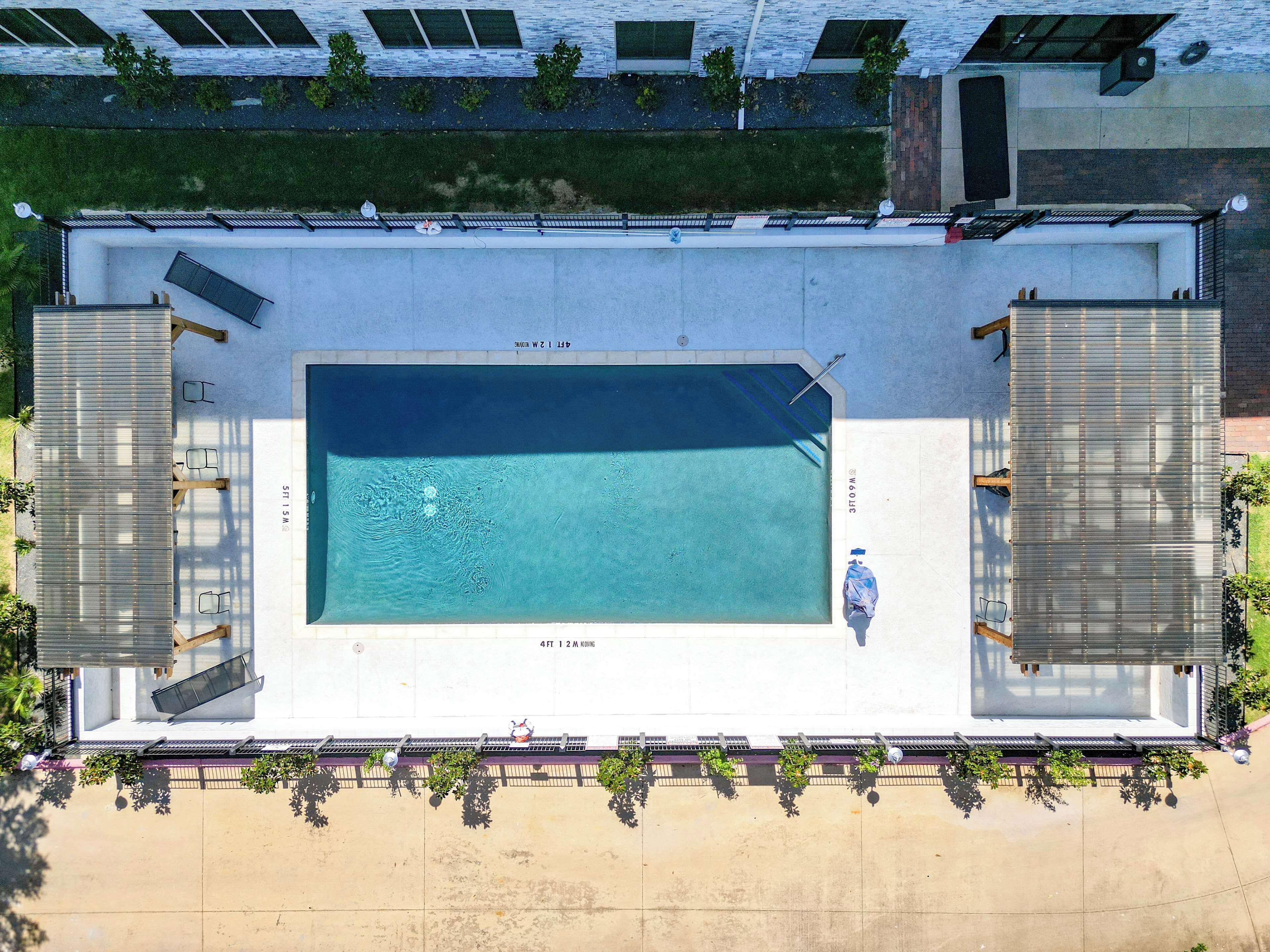 Sesongbasert utendørsbasseng og solsenger