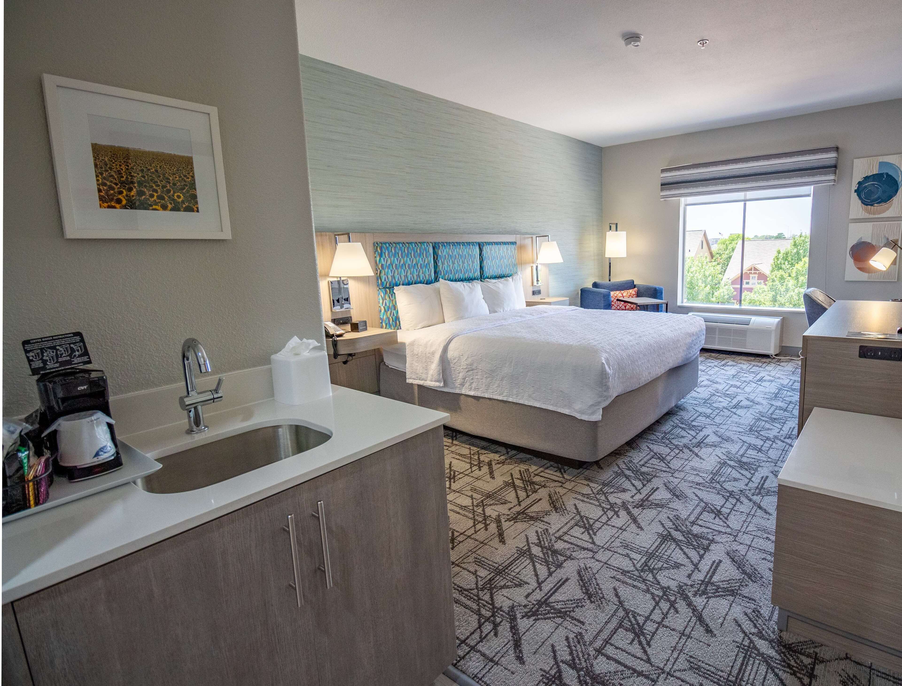 one king bed ns | in-room safe, desk, iron/ironing board, free cots/infant beds