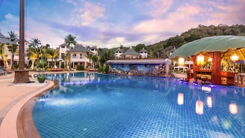 2 albercas al aire libre, sombrillas en la alberca y camastros