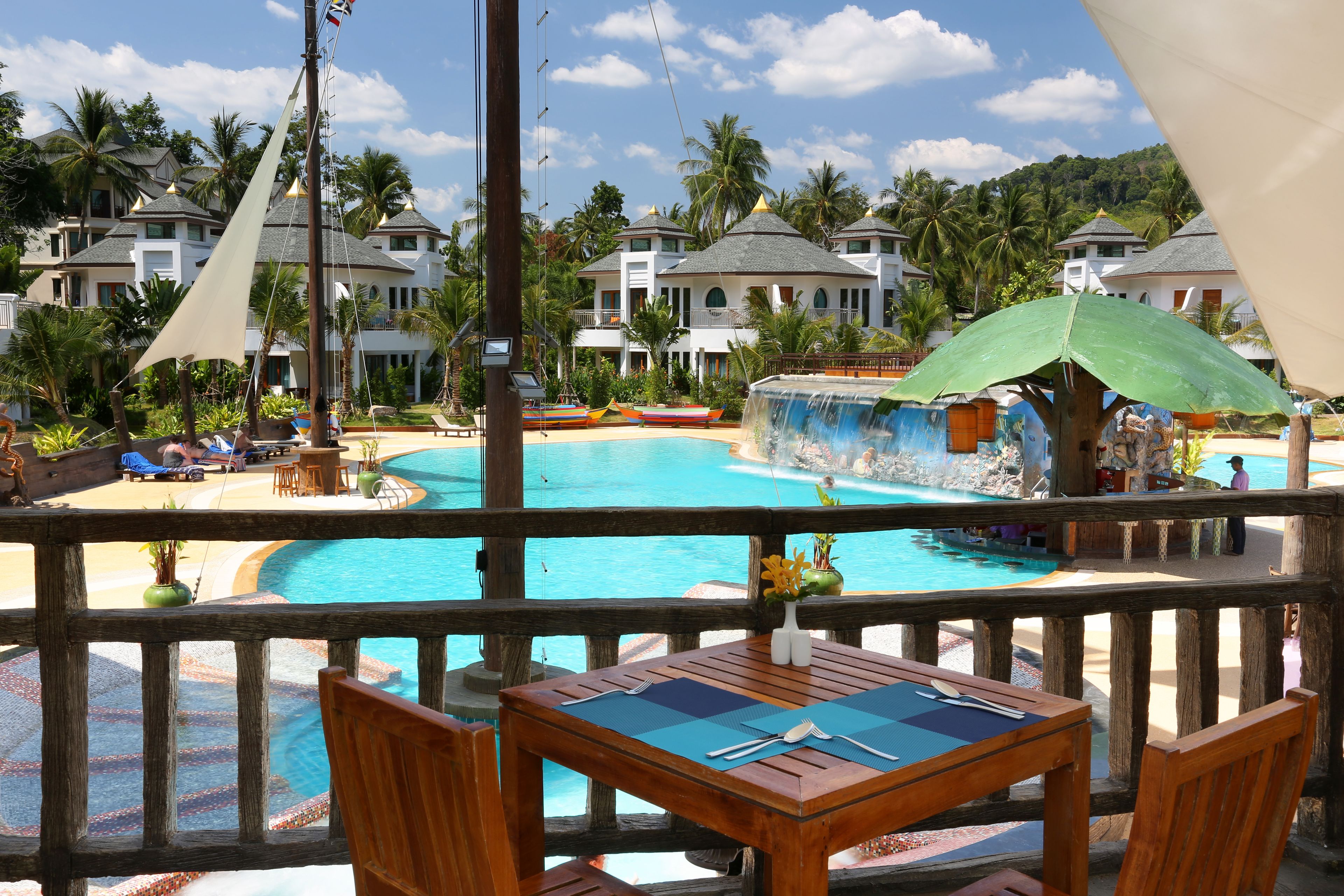 2 restoran, melayani sarapan, makan siang, makan malam; sajian sushi