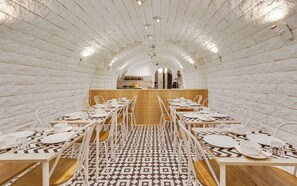 Petit déjeuner buffet (12 EUR par personne)