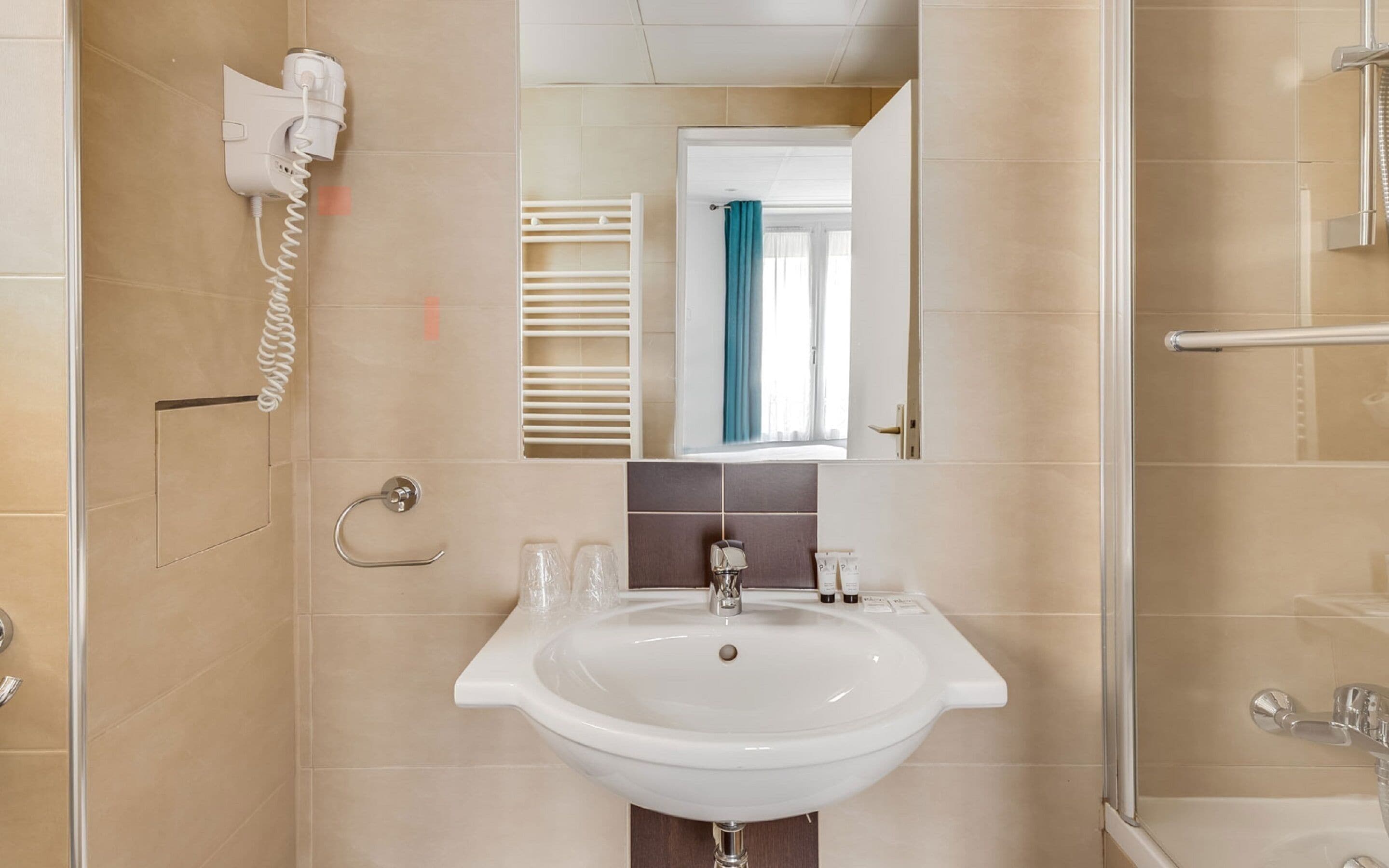 superior double room | bathroom | combined shower/bathtub, hair dryer, towels