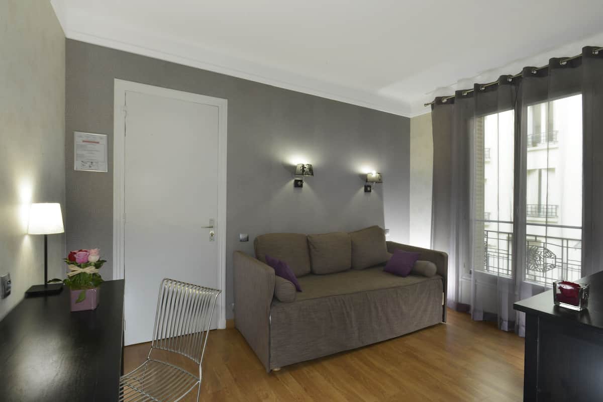 Suite | เครื่องนอนระดับพรีเมียม, มินิบาร์, ตู้นิ รภัยในห้องพัก, โต๊ะทำงาน