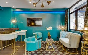 Bar-salon dans le hall