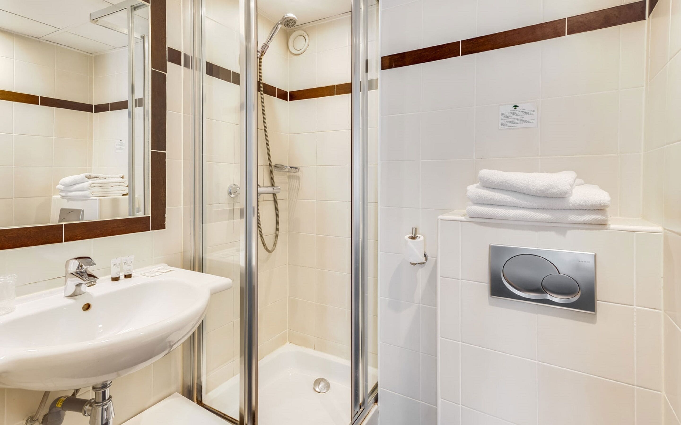 combined shower/bathtub, hair dryer, towels