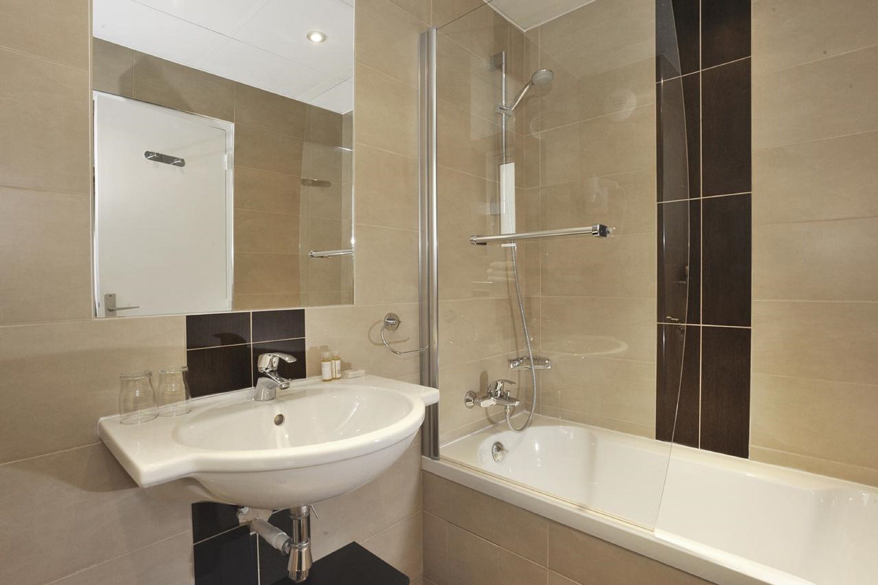 superior double room | bathroom | combined shower/bathtub, hair dryer, towels