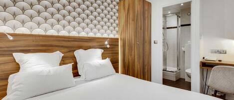 Tweepersoonskamer | Luxe beddengoed, een minibar, een kluis op de kamer, een bureau