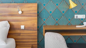 Kamar Twin Superior | Seprai premium, minibar, brankas, dan meja kerja