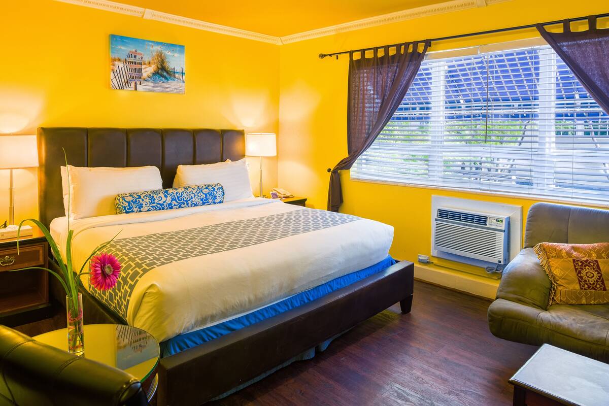 Executive Room, 1 King Bed | Premium bedding, individually decorated, individually furnished