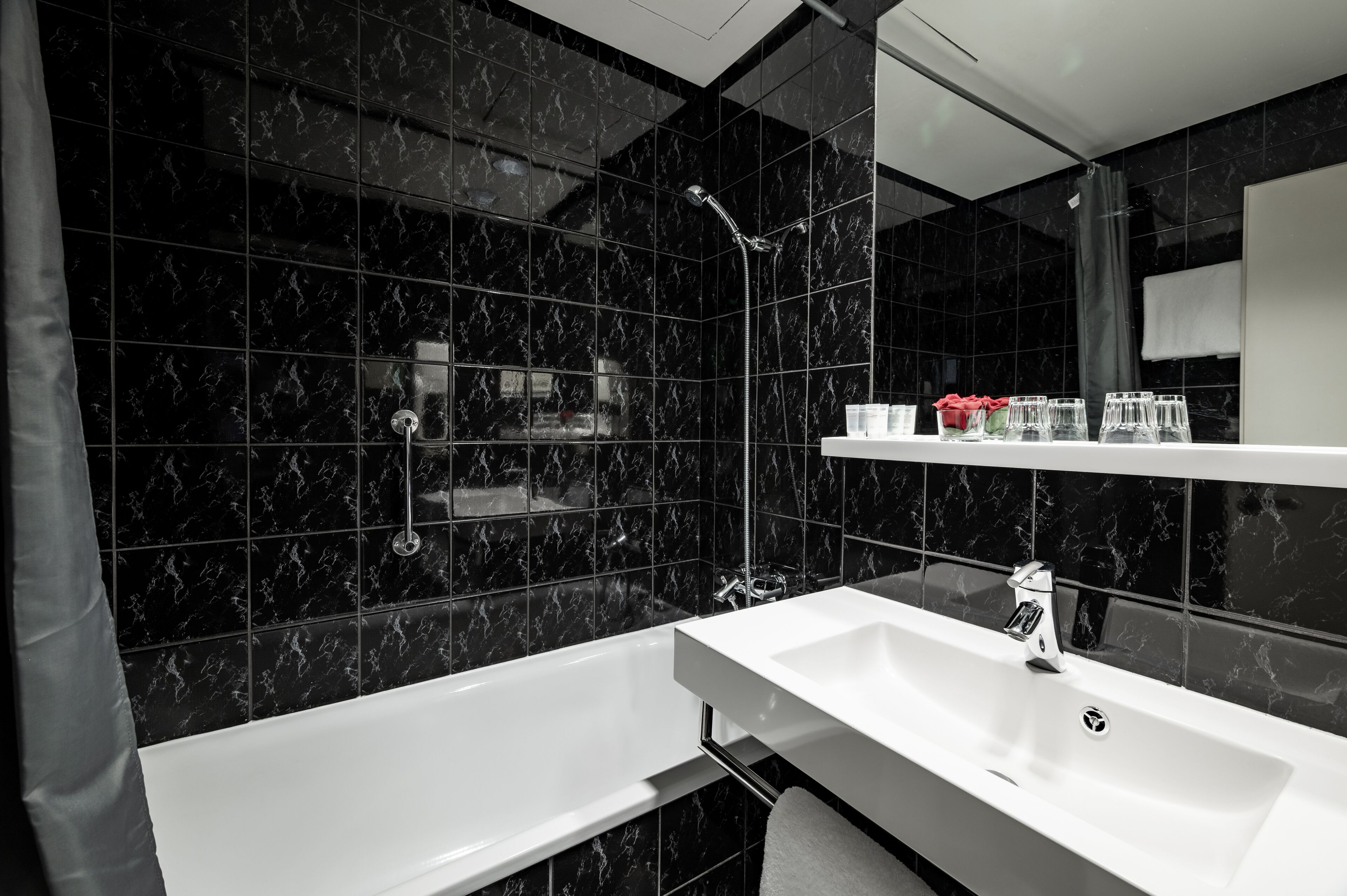 combined shower/bathtub, free toiletries, hair dryer, towels