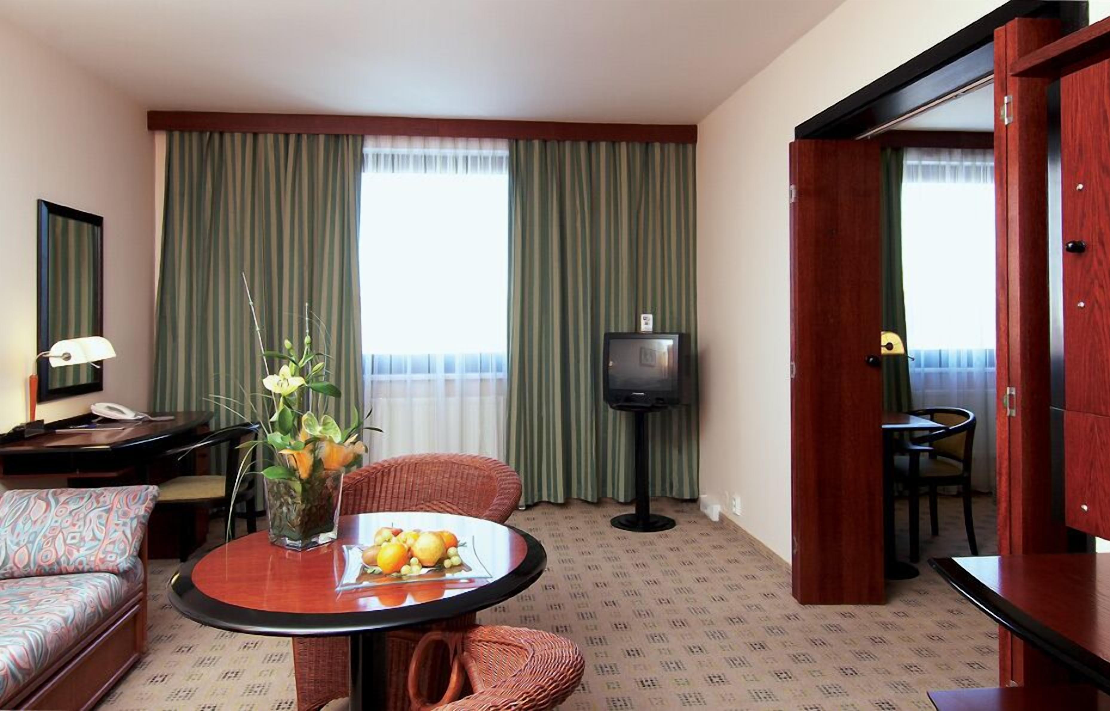 1 bedroom, hypo-allergenic bedding, minibar, in-room safe