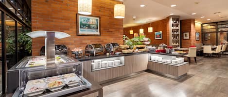 Desayuno completo gratuito y diario