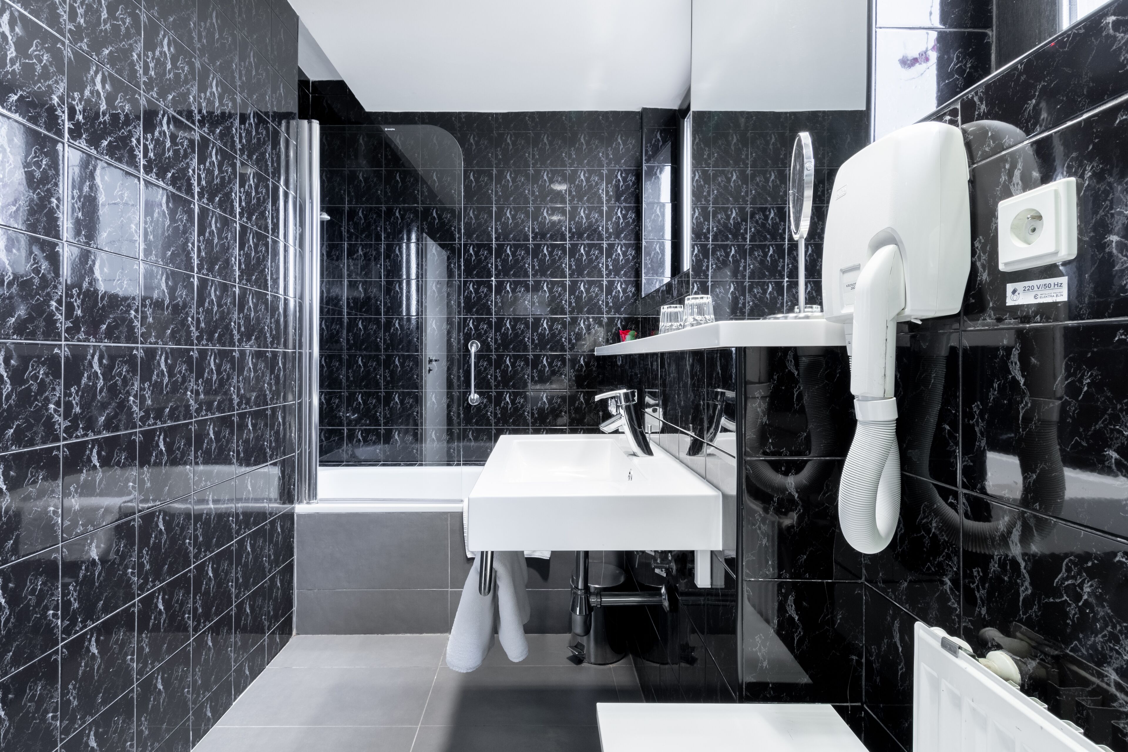 deluxe room, 1 king bed with sofa bed | 1 bedroom, hypo-allergenic bedding, minibar, in-room safe