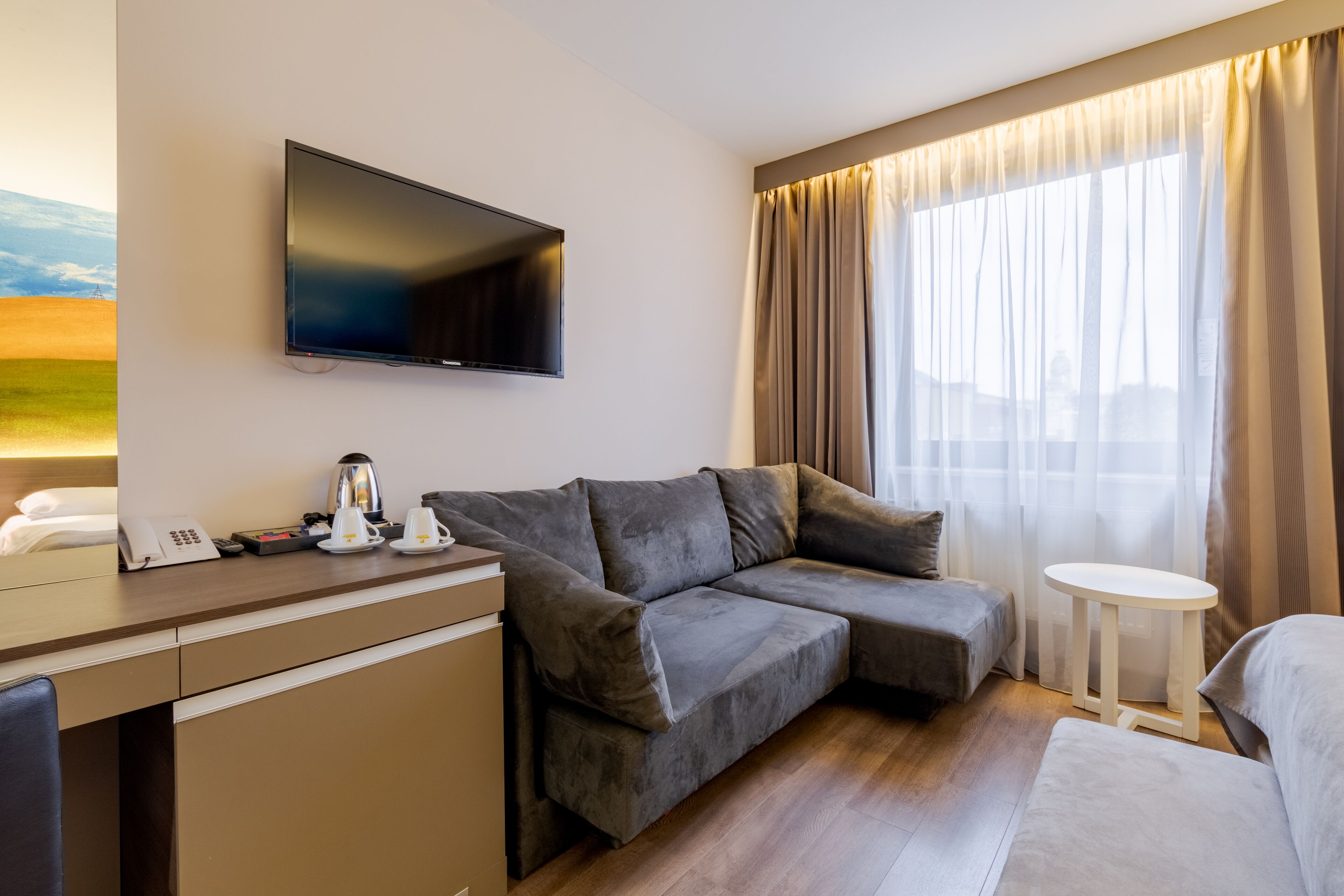 deluxe room, 1 king bed with sofa bed | 1 bedroom, hypo-allergenic bedding, minibar, in-room safe