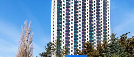 Un edificio alto de varios pisos con un letrero que dice 'a&o ahostels.com'.