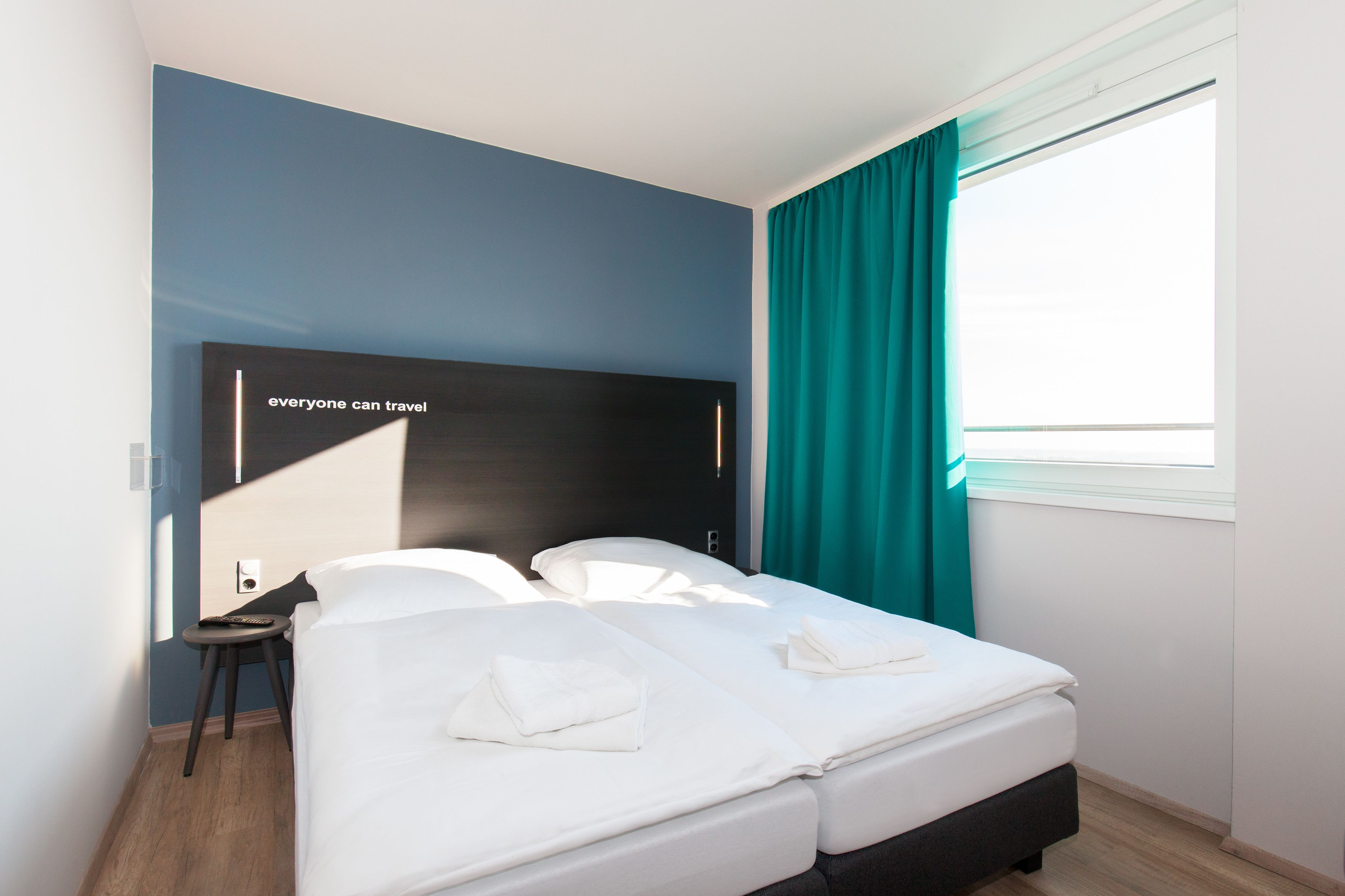 Tabla de planchar con plancha, wifi gratis, ropa de cama