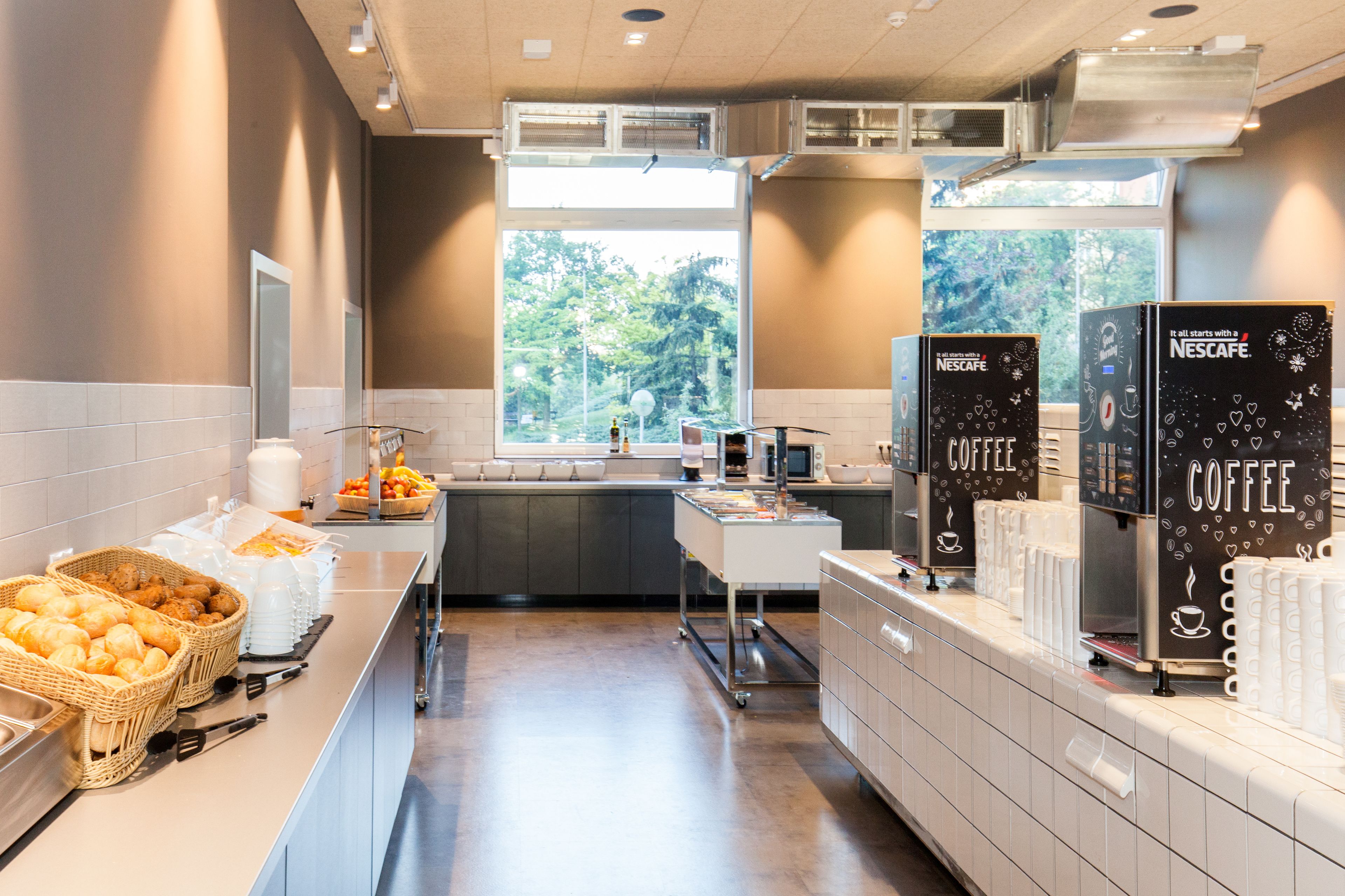 Se ofrece un desayuno bufé todos los días (255 CZK por persona)